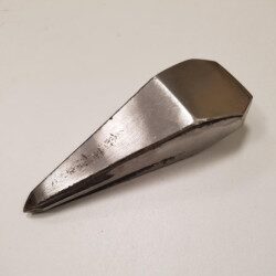 Taillant pour couper des émaux et dalle de verre à enchâsser dans un billot